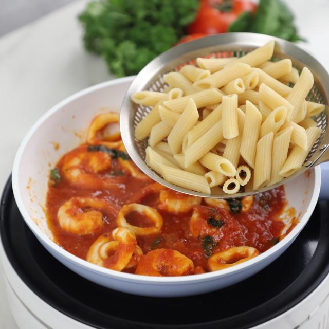 Penne xốt cà chua tôm mực