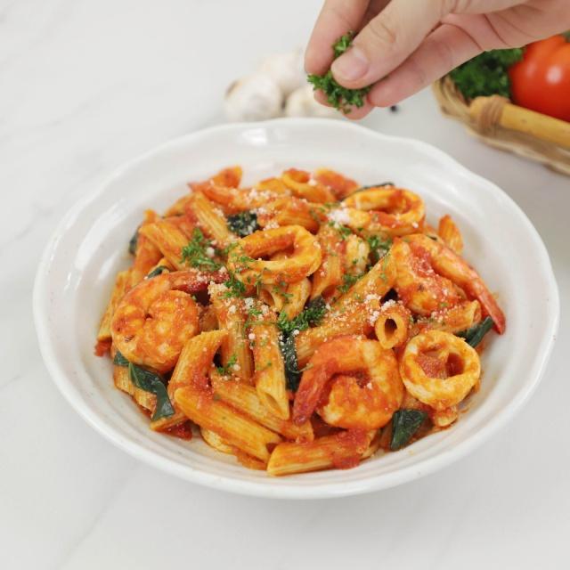 Penne xốt cà chua tôm mực