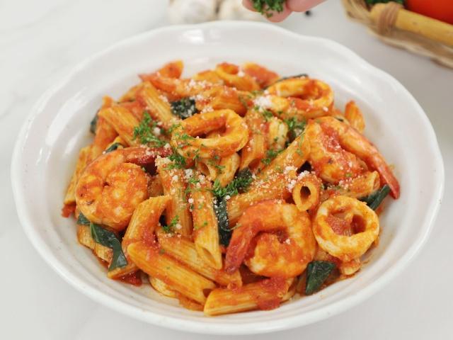 Penne xốt cà chua tôm mực