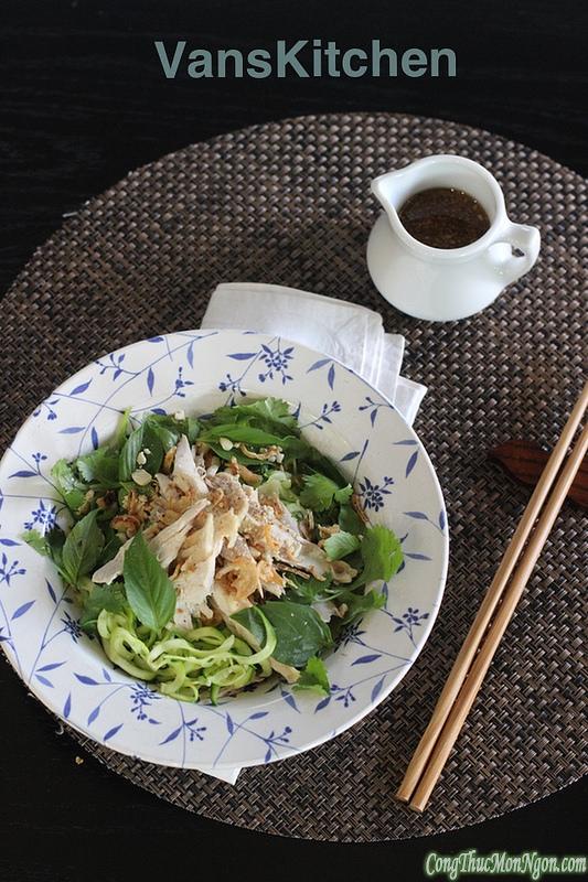 "Phở" bí ngòi trộn cho người ăn kiêng low carb