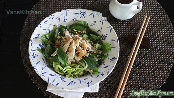 "Phở" bí ngòi trộn cho người ăn kiêng low carb