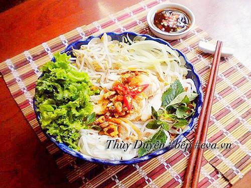 Phở gà trộn sốt me dễ làm cho bữa sáng