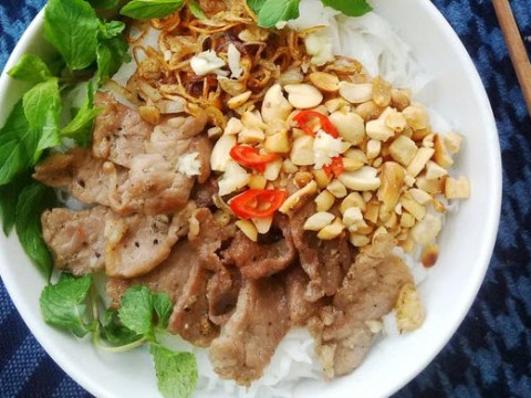 pho tron thanh mat cho bua trua ngon mieng Phở trộn thanh mát cho bữa trưa ngon miệng