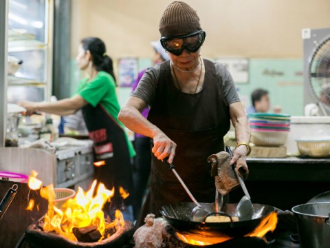 quan an binh dan duoc gan sao michelin o bangkok cua chi not ruoi Quán ăn bình dân được gắn sao Michelin ở Bangkok của 'chị nốt ruồi'