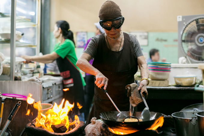 Quán ăn bình dân được gắn sao Michelin ở Bangkok của 'chị nốt ruồi'