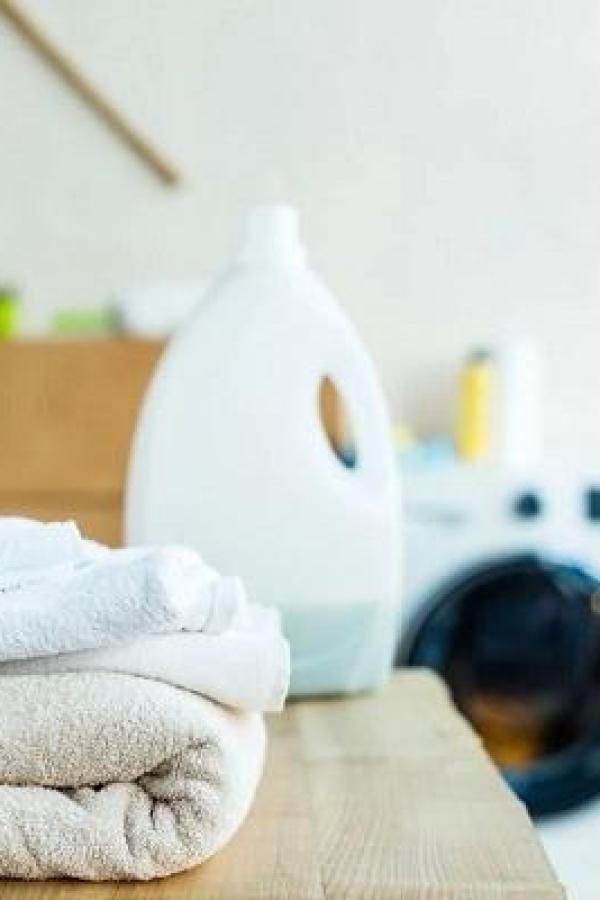 Quần áo dính bẩn đến mấy cũng sạch sẽ nhanh chóng nếu thêm 1 nguyên liệu này vào nước giặt