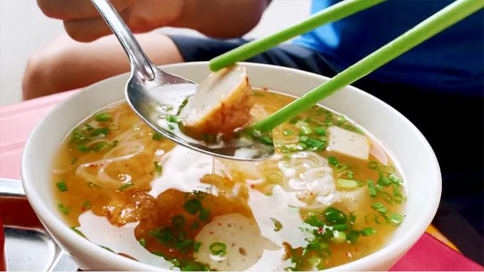 Quán bánh canh Lý Hải ăn 20 năm, mỗi lần 2 tô