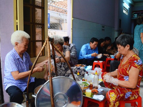 quan banh canh muon an phai canh gio o sai gon Quán bánh canh muốn ăn phải canh giờ ở Sài Gòn