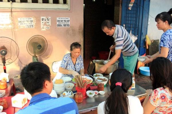 Quán bánh đa bò nhừ 20 năm nức tiếng phố "nghệ sĩ" Hải Phòng