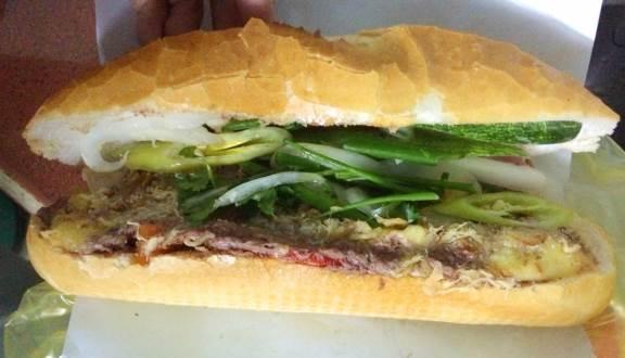 Quán bánh mì "đắp chăn" độc lạ, gây sự tò mò ở Hà thành