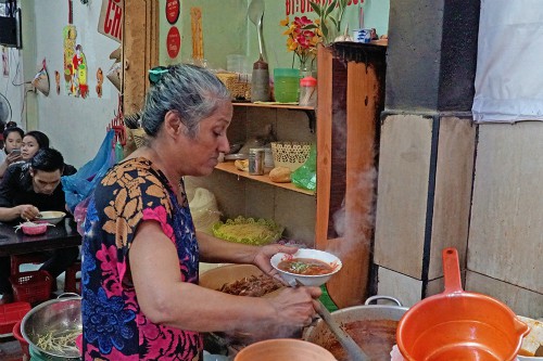 Quán bò kho của chủ gốc Ấn trong hẻm Sài Gòn