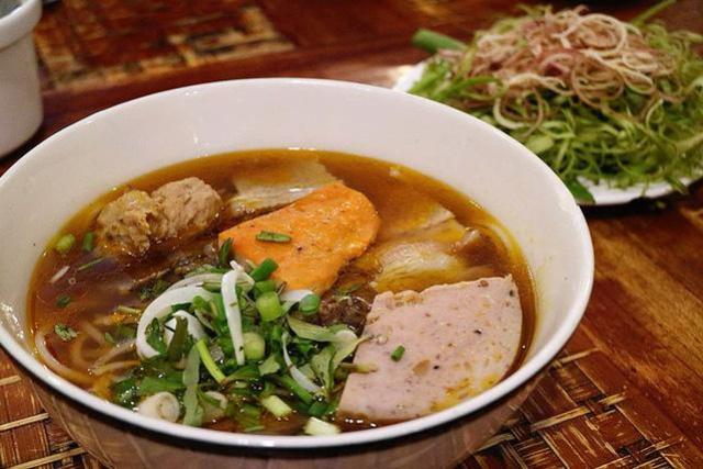 Quán bún bò chuẩn vị Huế đông nghịt khách ở phố Tây Bùi Viện