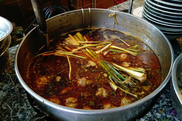 Quán bún bò chuẩn vị Huế đông nghịt khách ở phố Tây Bùi Viện