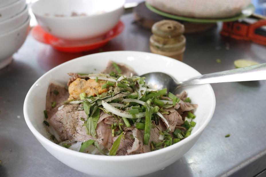 Quán bún bò Huế 30 năm không bao giờ đóng cửa níu chân người Sài Gòn