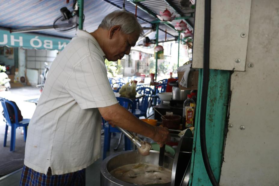 Quán bún bò Huế 30 năm không bao giờ đóng cửa níu chân người Sài Gòn