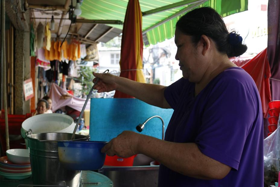 Quán bún bò Huế 30 năm không bao giờ đóng cửa níu chân người Sài Gòn
