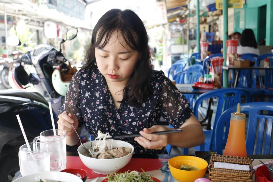 Quán bún bò Huế 30 năm không bao giờ đóng cửa níu chân người Sài Gòn