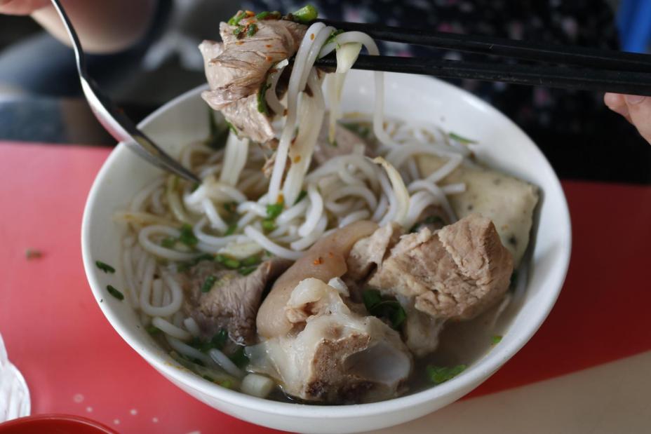 Quán bún bò Huế 30 năm không bao giờ đóng cửa níu chân người Sài Gòn