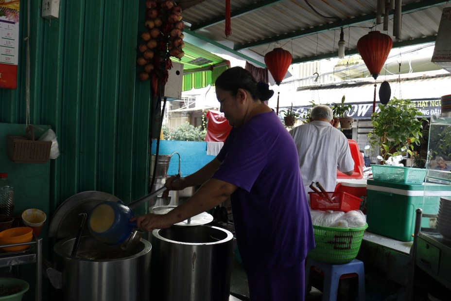 Quán bún bò Huế 30 năm không bao giờ đóng cửa níu chân người Sài Gòn