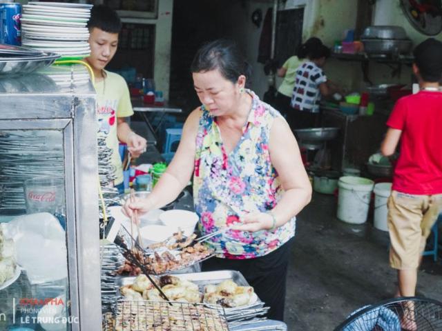 Quán bún chả gần 100 năm nằm nép mình dưới chân cầu thang vẫn bán hết bay một tạ bún/ngày