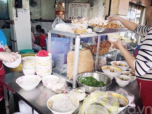 Quán bún mọc ngon mê mẩn gần chợ Bến Thành