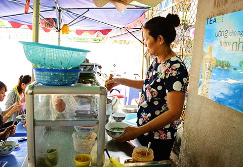 quan bun nuoc hon 20 nam trong hem sai gon Quán bún nước hơn 20 năm trong hẻm Sài Gòn