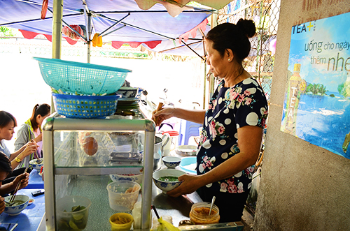 Quán bún nước hơn 20 năm trong hẻm Sài Gòn