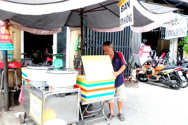 Quán cơm trắng Sài Gòn mỗi ngày nấu nửa tấn gạo