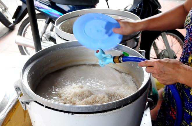 Quán cơm trắng Sài Gòn mỗi ngày nấu nửa tấn gạo