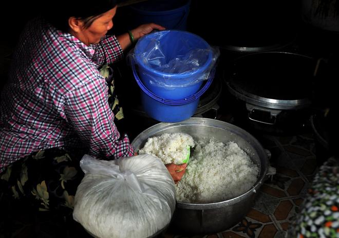Quán cơm trắng Sài Gòn mỗi ngày nấu nửa tấn gạo