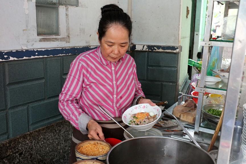 Quán hủ tiếu không tên giữa Sài Gòn, 20 năm khách vẫn nườm nượp do bán 'vì đam mê'