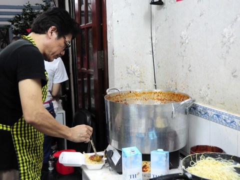 quan mi spaghetti trong hem sai gon cua dau bep 5 sao Quán mì spaghetti trong hẻm Sài Gòn của đầu bếp 5 sao