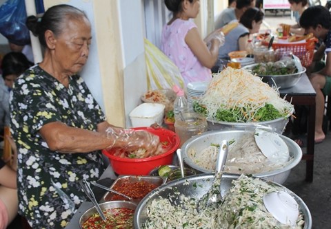 quan mit tron ba gia 30 nam chua khi nao vang khach o da nang Quán mít trộn 'bà già' 30 năm chưa khi nào vắng khách ở Đà Nẵng