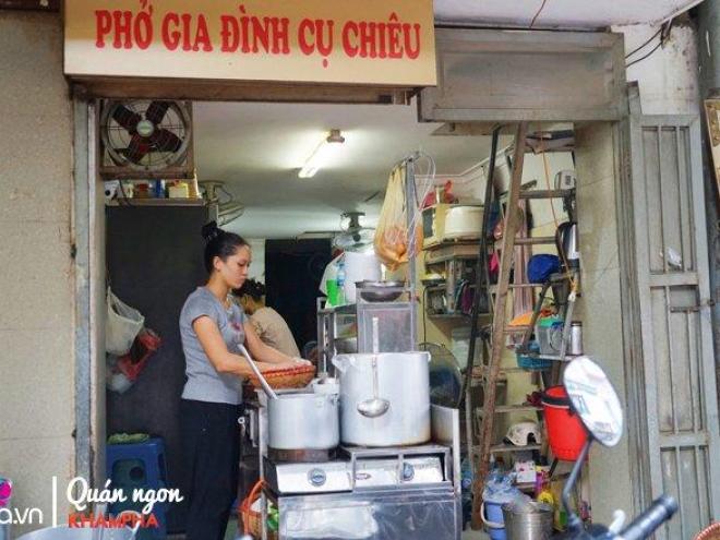 Quán phở đặc biệt gần nửa thế kỷ không tìm nổi một miếng chanh vẫn tấp nập người ăn