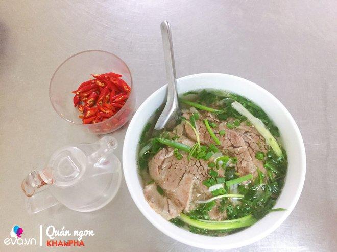 Quán phở đặc biệt gần nửa thế kỷ không tìm nổi một miếng chanh vẫn tấp nập người ăn