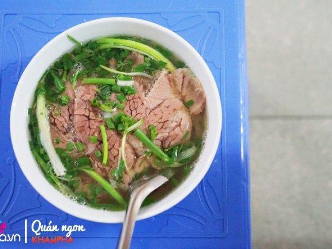 Quán phở đặc biệt gần nửa thế kỷ không tìm nổi một miếng chanh vẫn tấp nập người ăn