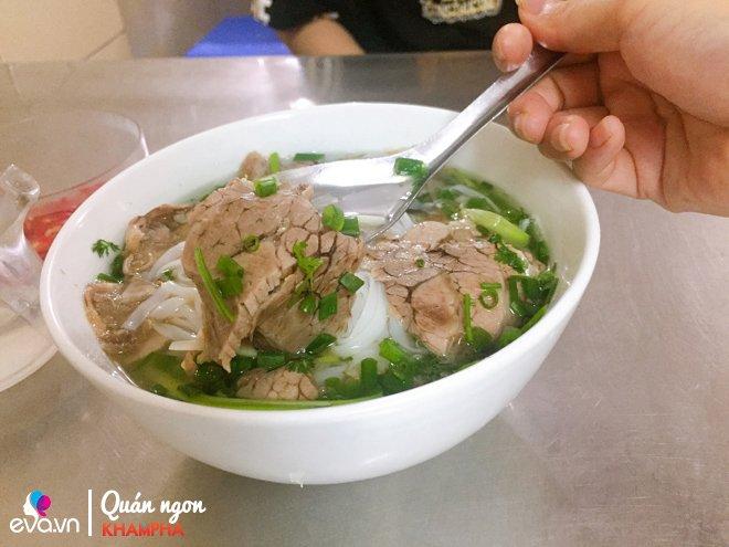 Quán phở đặc biệt gần nửa thế kỷ không tìm nổi một miếng chanh vẫn tấp nập người ăn