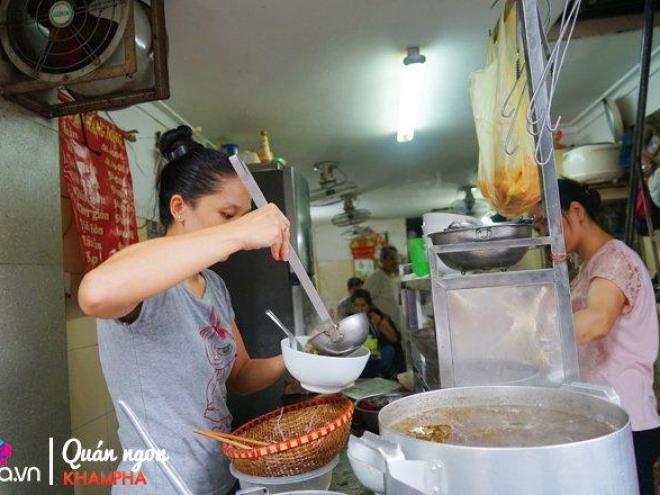 Quán phở đặc biệt gần nửa thế kỷ không tìm nổi một miếng chanh vẫn tấp nập người ăn