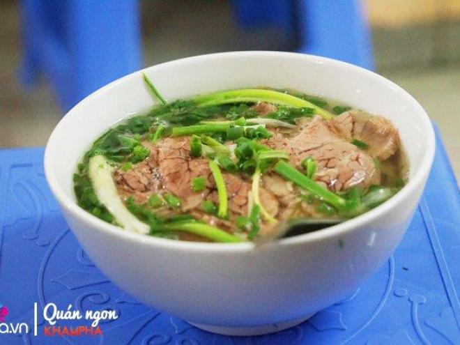 Quán phở đặc biệt gần nửa thế kỷ không tìm nổi một miếng chanh vẫn tấp nập người ăn