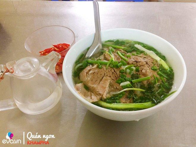 Quán phở đặc biệt gần nửa thế kỷ không tìm nổi một miếng chanh vẫn tấp nập người ăn
