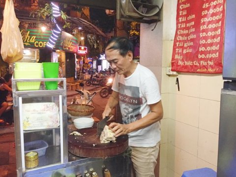 quan pho dac biet gan nua the ky khong tim noi mot mieng chanh van tap nap n Quán phở đặc biệt gần nửa thế kỷ không tìm nổi một miếng chanh vẫn tấp nập người ăn