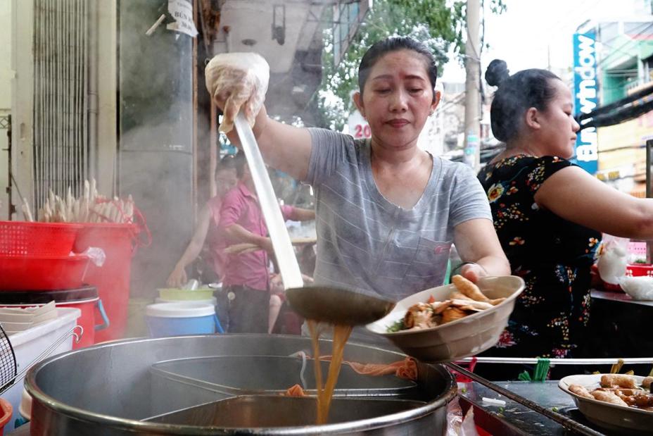 Quán vỉa hè Sài Gòn bán gần 1.000 tô bánh canh cua mỗi ngày