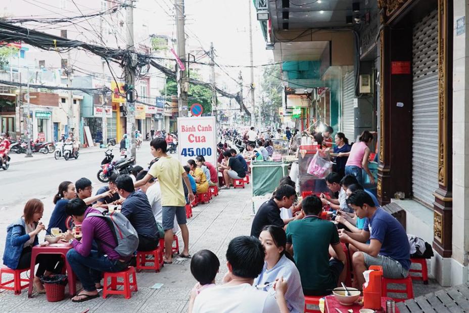 Quán vỉa hè Sài Gòn bán gần 1.000 tô bánh canh cua mỗi ngày