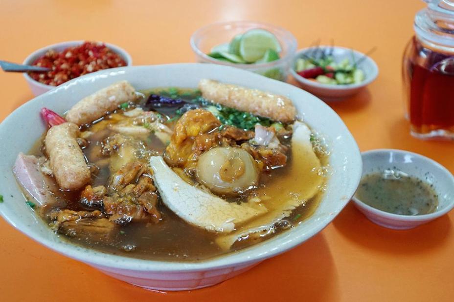 Quán vỉa hè Sài Gòn bán gần 1.000 tô bánh canh cua mỗi ngày