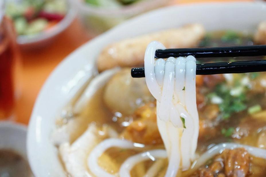 Quán vỉa hè Sài Gòn bán gần 1.000 tô bánh canh cua mỗi ngày
