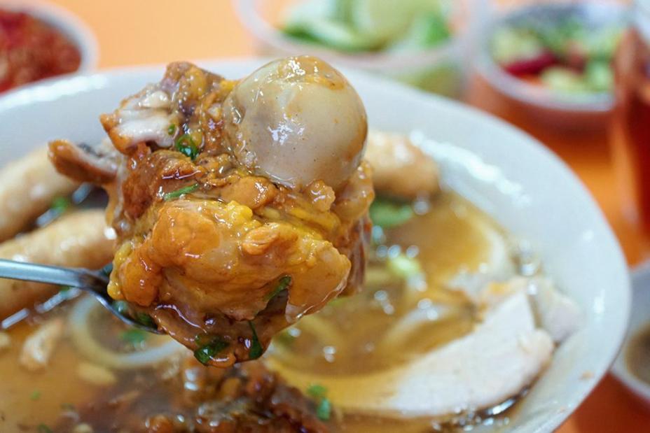 Quán vỉa hè Sài Gòn bán gần 1.000 tô bánh canh cua mỗi ngày