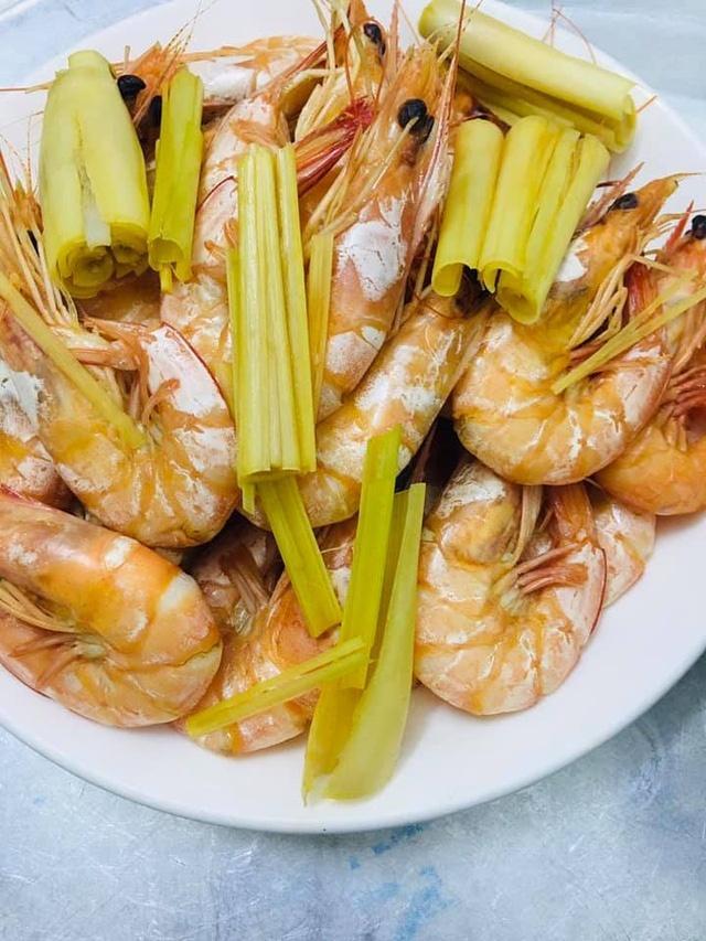 Rã đông theo cách lạ kỳ, tôm tươi rói như vừa đánh bắt, luộc lên ngọt lịm, thấm đẫm vị biển khơi