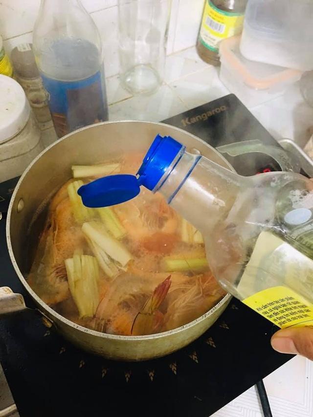 Rã đông theo cách lạ kỳ, tôm tươi rói như vừa đánh bắt, luộc lên ngọt lịm, thấm đẫm vị biển khơi