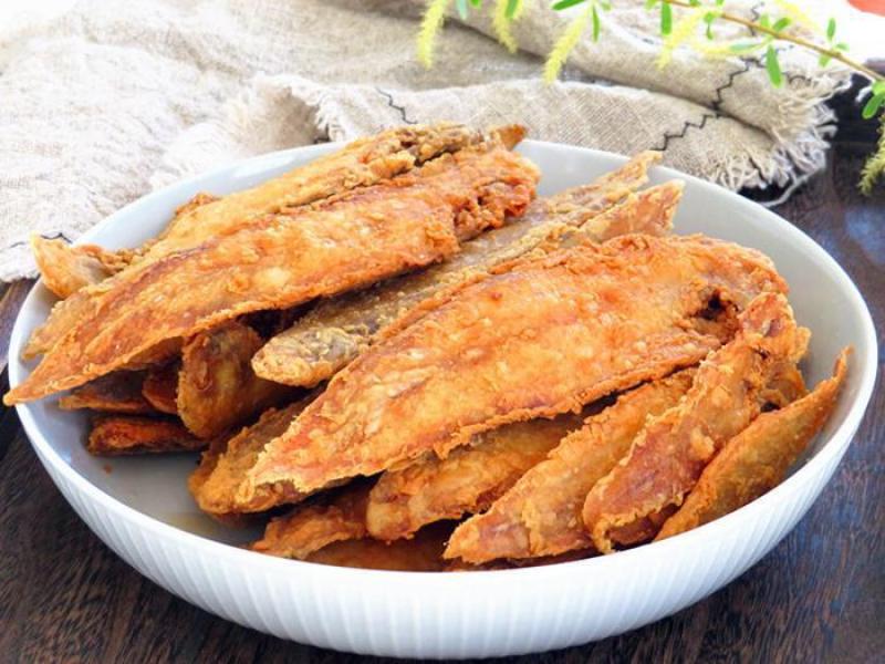 Rán cá kiểu này vừa thơm vừa giòn, đến đầu cá cũng có thể nhai "rau ráu"