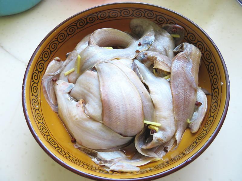 Rán cá kiểu này vừa thơm vừa giòn, đến đầu cá cũng có thể nhai "rau ráu"